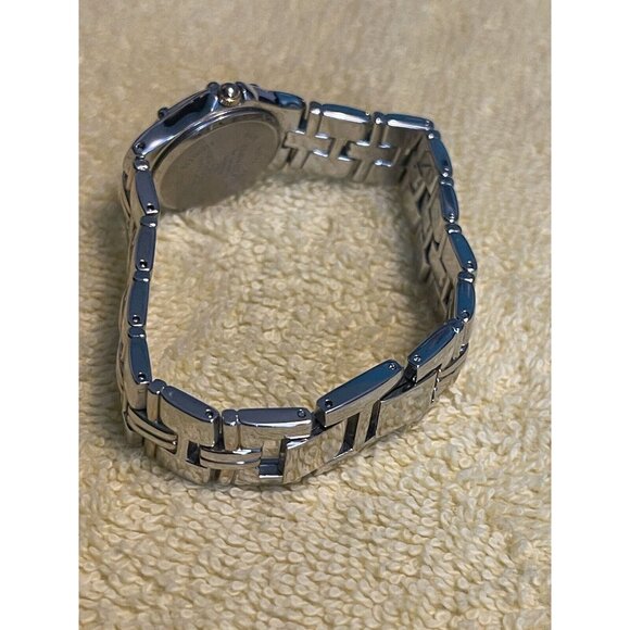 Embassy by Gruen Ladies Women's Watch Silver & Gold ‎ (needs Battery) - Picture 5 of 9